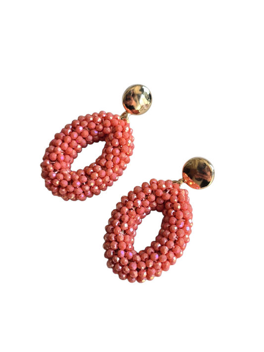 Statement-Ohrringe in Orange.