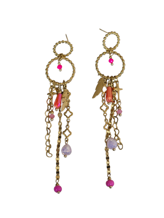 Goldene Statement-Ohrringe mit rosa Akzenten – Boho Chic Vibes