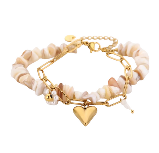 Beiges Steinarmband mit goldenem Herz und Anhängern – Boho Chic