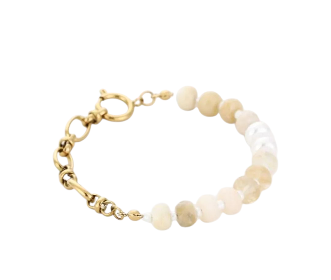 Armband mit beigen und weißen Steinen – goldfarbenes Glied