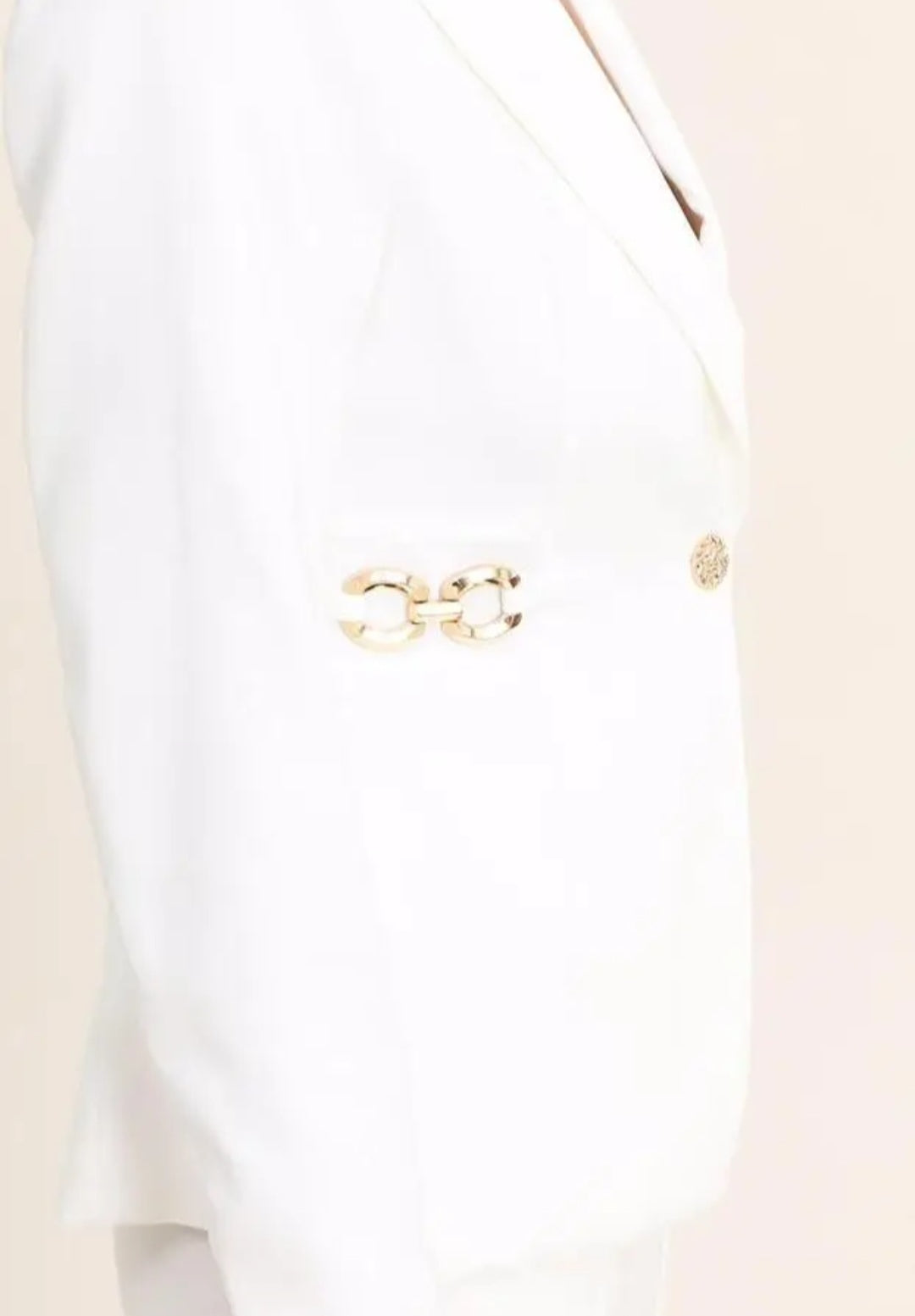 Witte Blazer met Goudkleurige Details – Elegant & Tijdloos