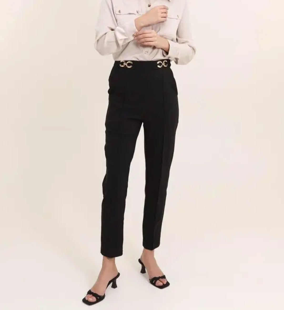 Schwarze High-Waist-Hose mit goldenem Kettendetail – Elegant und schick