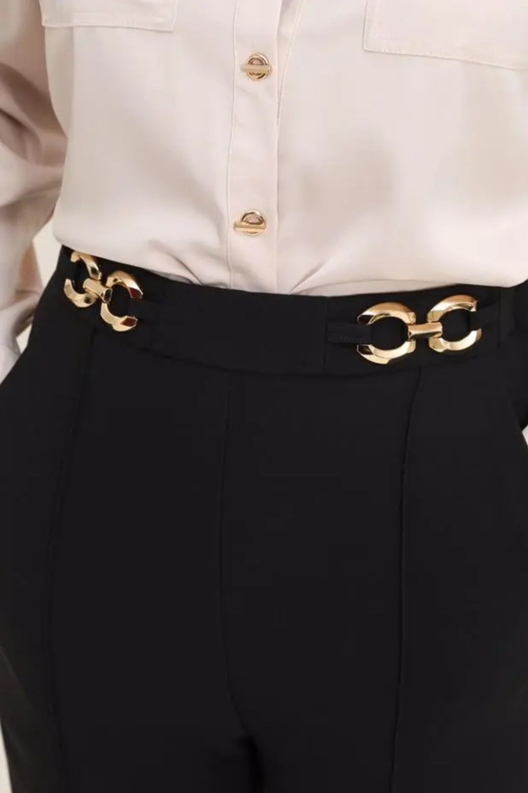 Schwarze High-Waist-Hose mit goldenem Kettendetail – Elegant und schick