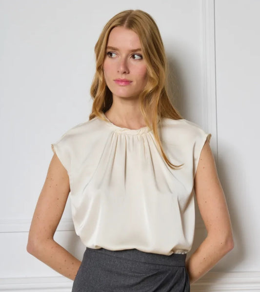 Beige Satijnen Top met Ronde Hals en Plissédetails – Stijlvol en Tijdloos