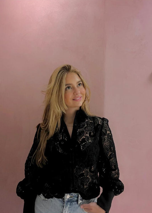 Statement kanten blouse in diepzwart – een verfijnde mix van allure, vrouwelijkheid en kracht