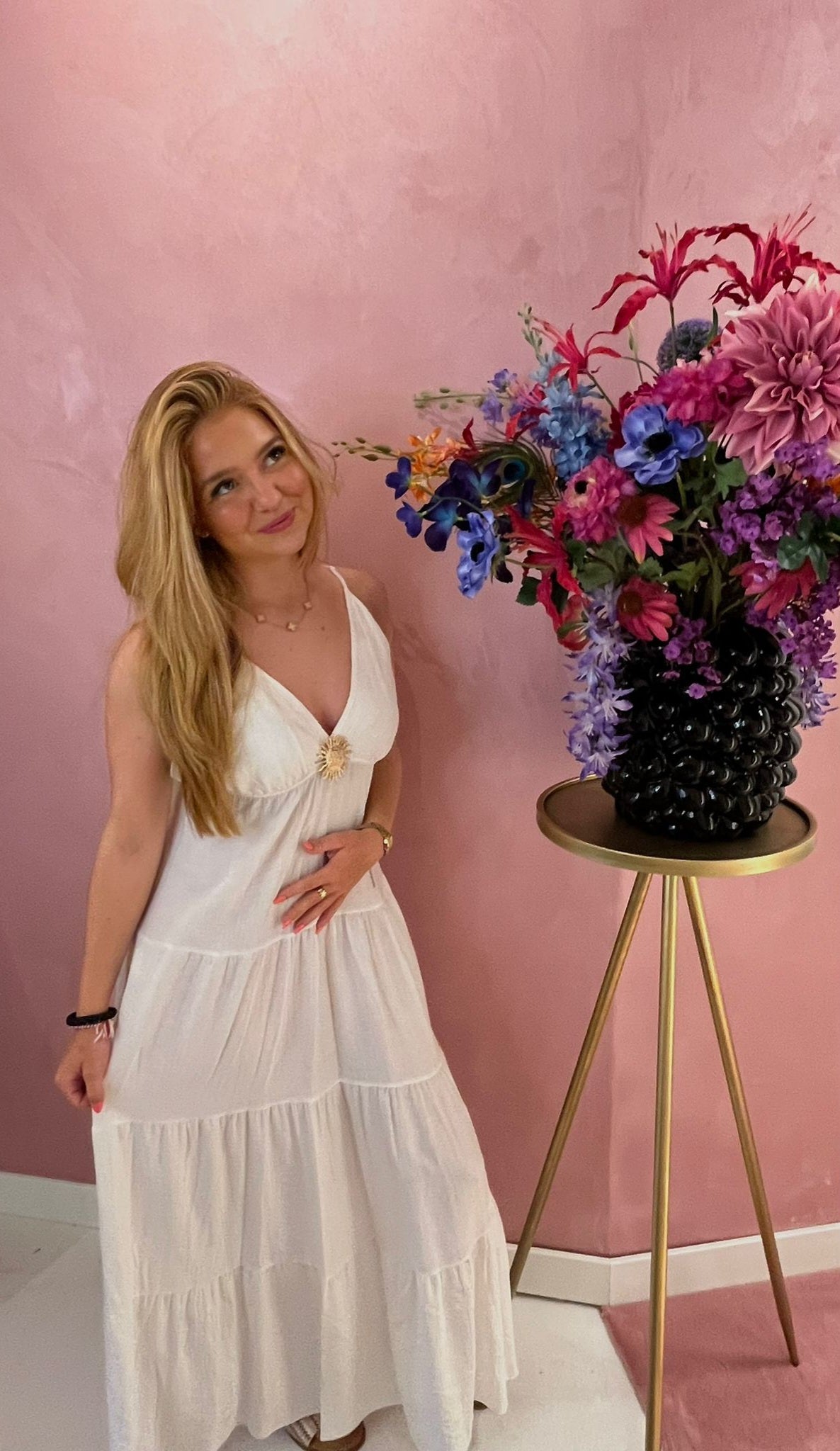 Witte Maxi-jurk – Luchtige Zomerjurk met Goudkleurige Broche