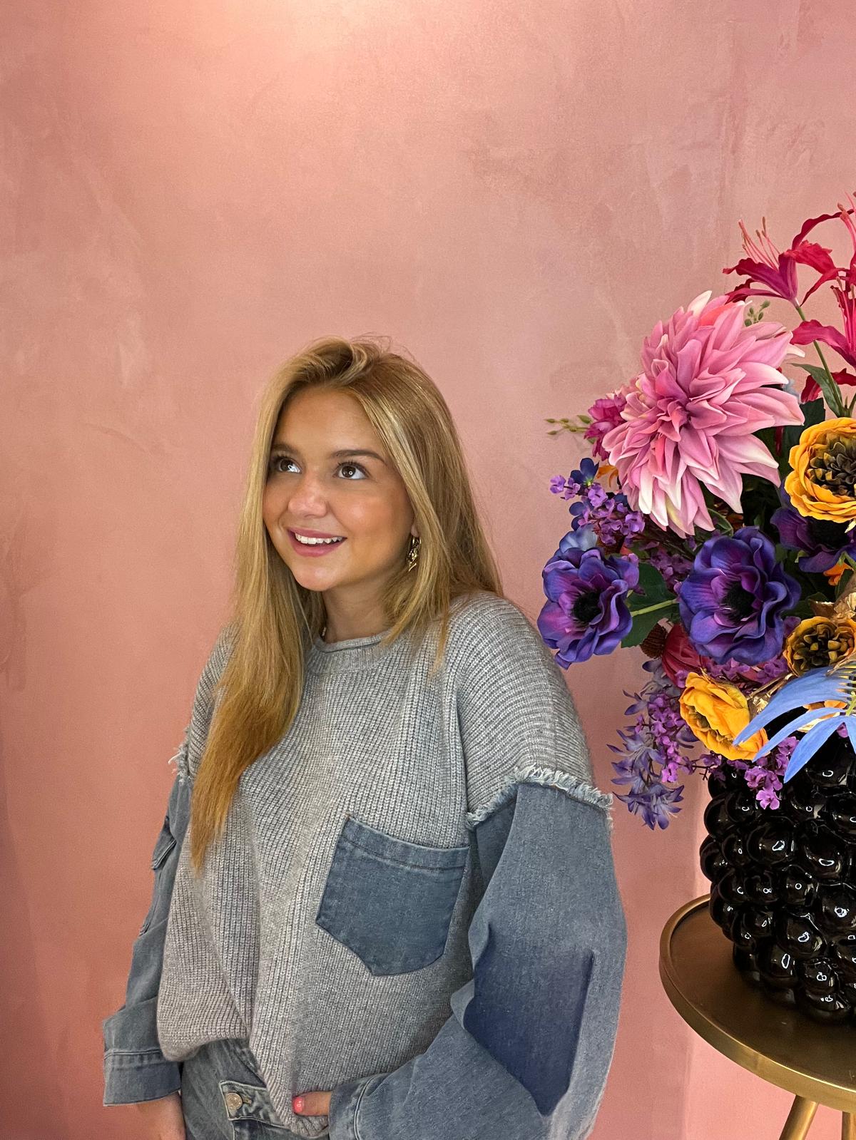 Rebel Knit – Grijze Trui met Stoere Denim Statementmouwen