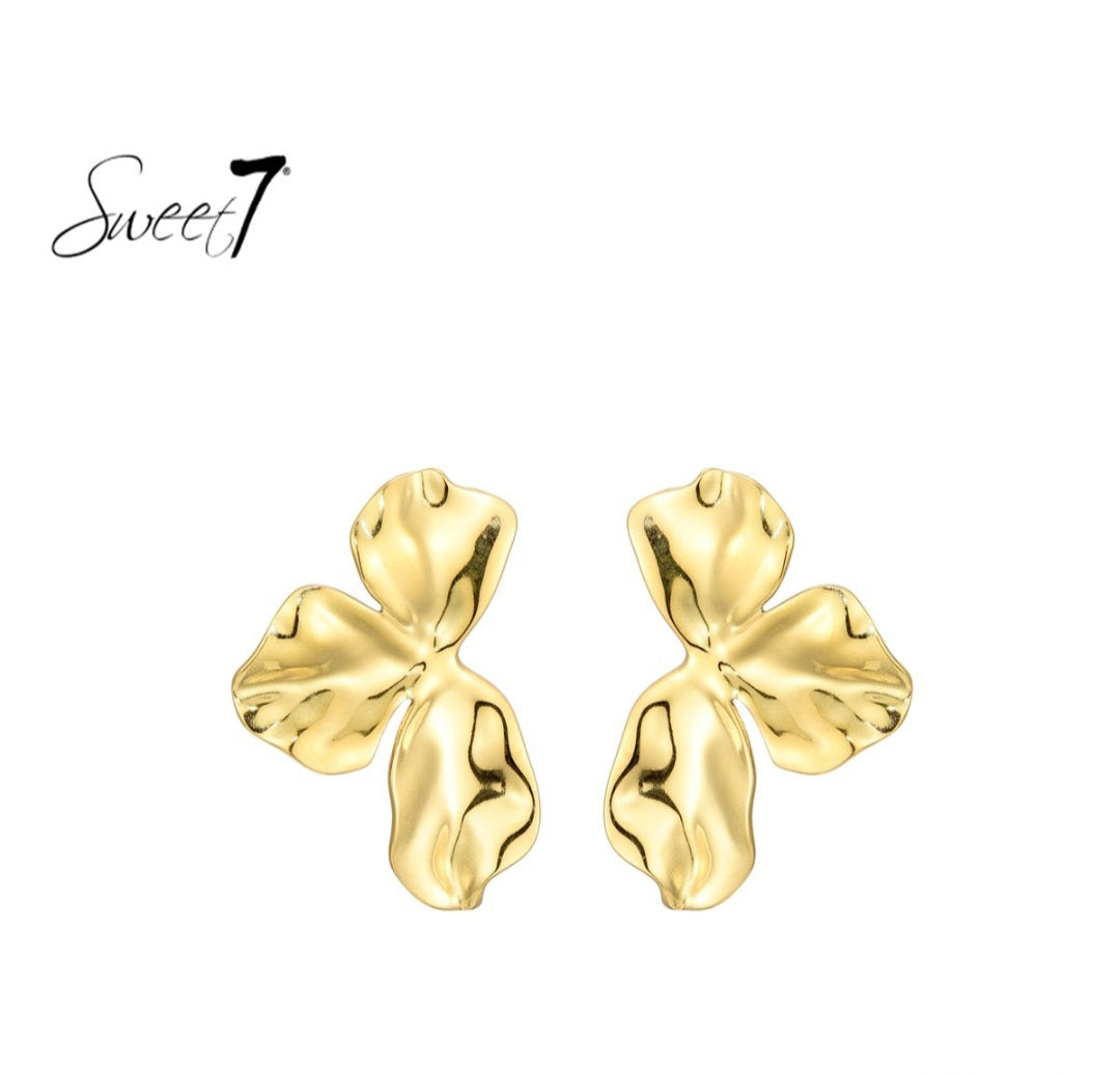 Sweet7 Goudkleurige Bloem Oorbellen – Organische Elegantie