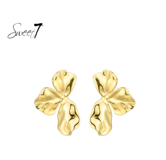 Sweet7 Goudkleurige Bloem Oorbellen – Organische Elegantie