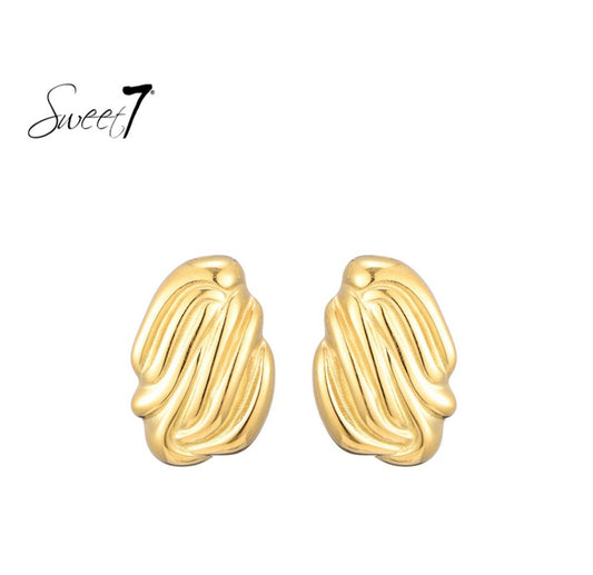Sweet7 Goudkleurige Sculptural Studs – Tijdloze Klasse met een Twist