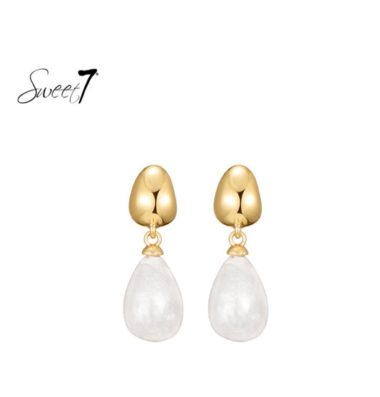 Tijdloos Elegant – Goudkleurige Oorbellen met Parel-look Druppel