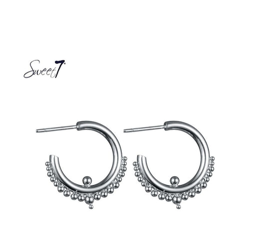 Modern Boho – Sweet7 Zilveren Oorringen met Bolletjesdetail
