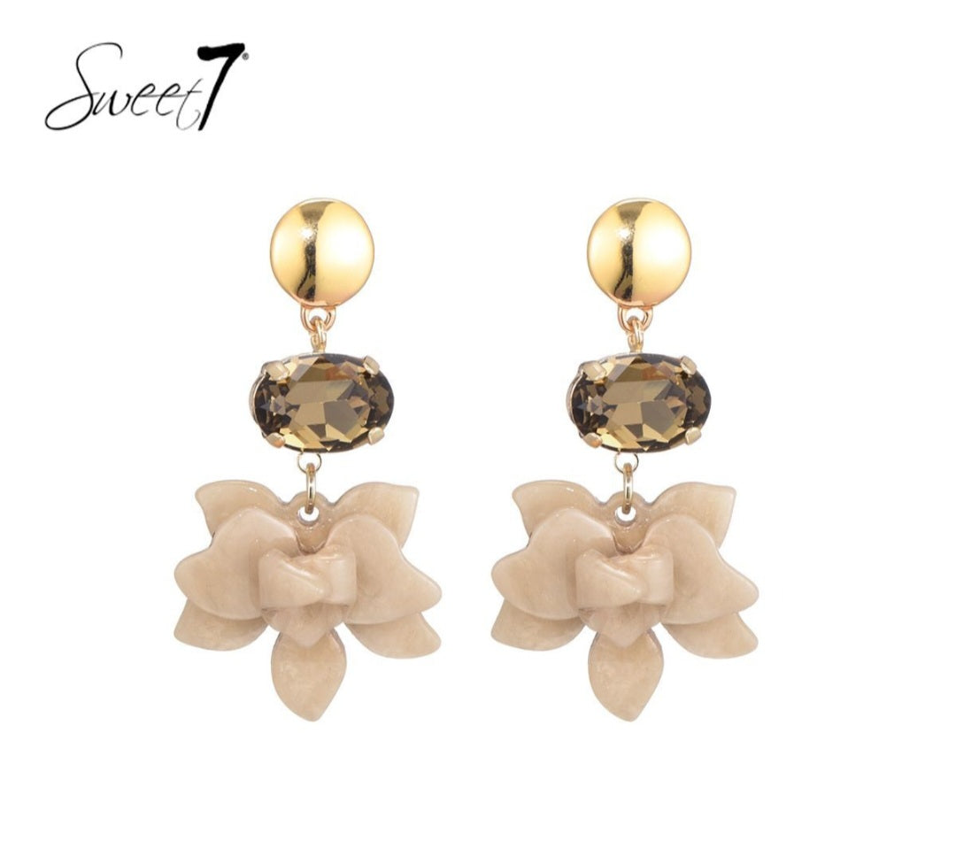 Betoverend Bloemenduo – Statement Oorbellen met Kristal en Bloemdetail