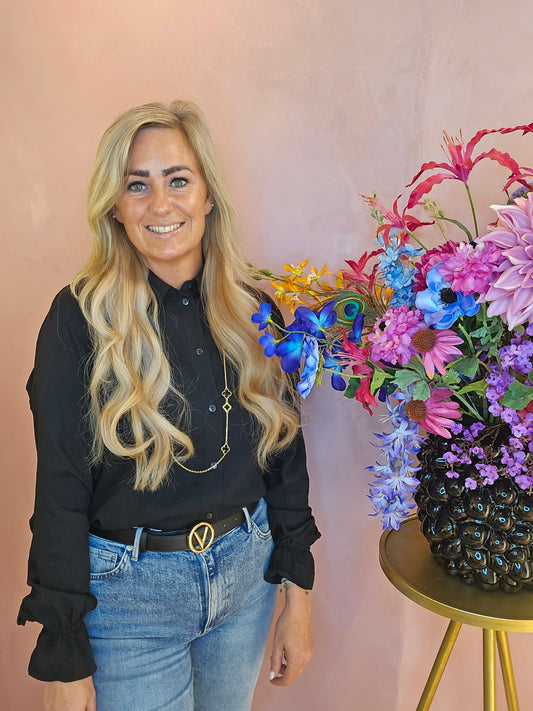 HOMAGE – Zwarte Blouse met Ruffle Detail