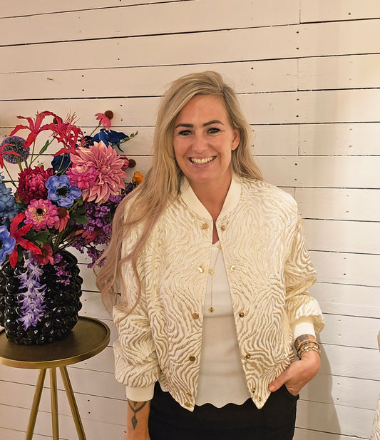 Ecru Bomberjack met Gouden Accenten – Chic & Uniek