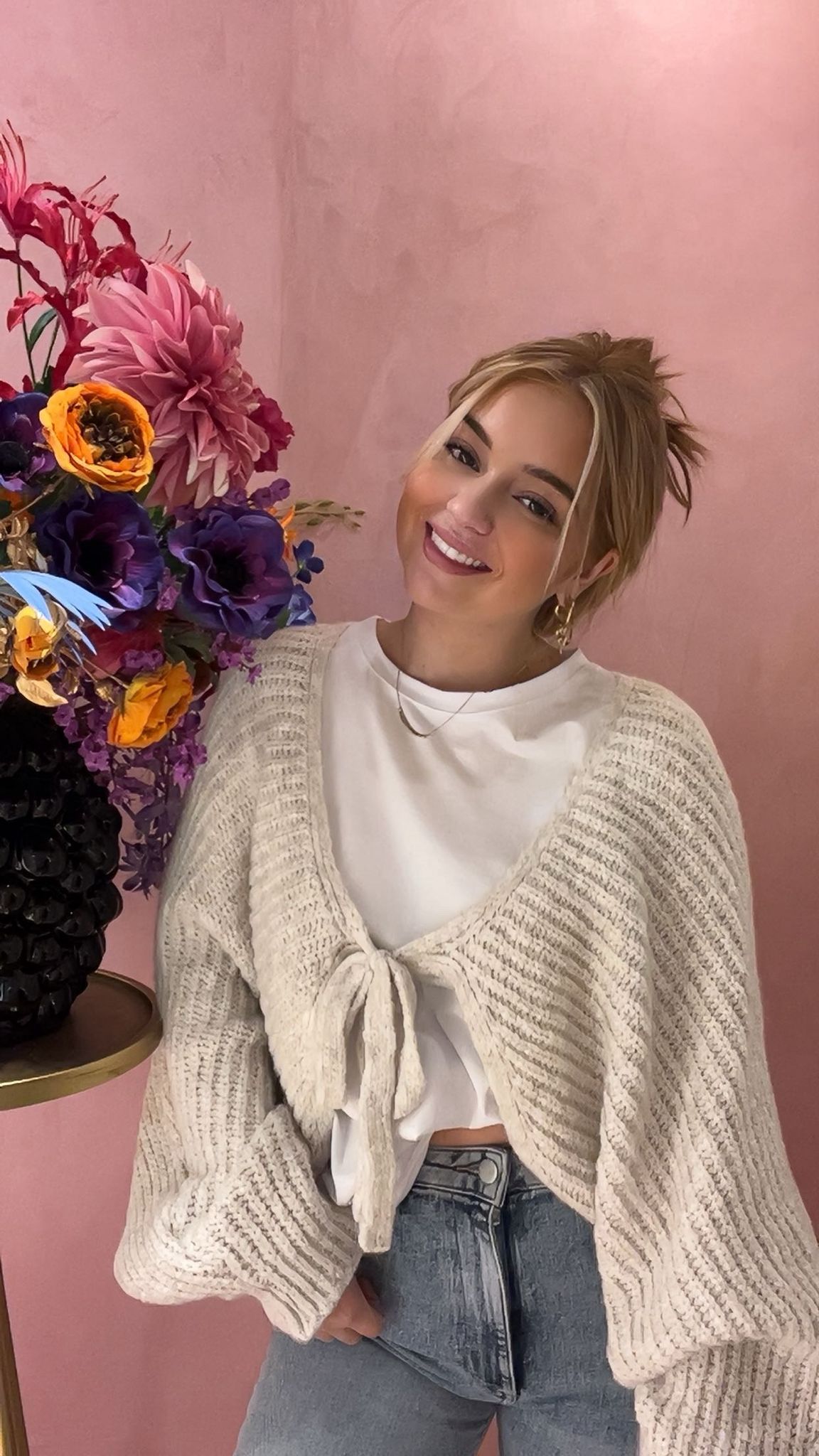 Cozy Charm – Gebreid Crèmekleurig Vest met Striksluiting