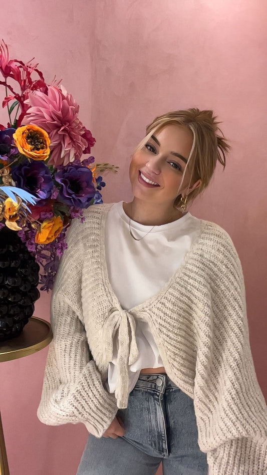 Cozy Charm – Gebreid Crèmekleurig Vest met Striksluiting