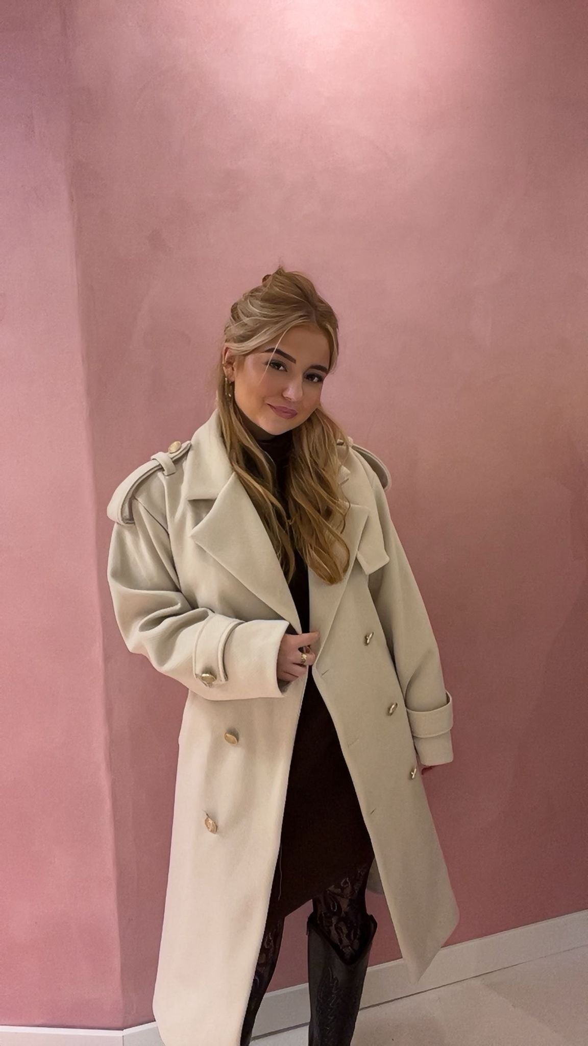Elegant Power – Beige Trenchcoat met Gouden Knopen