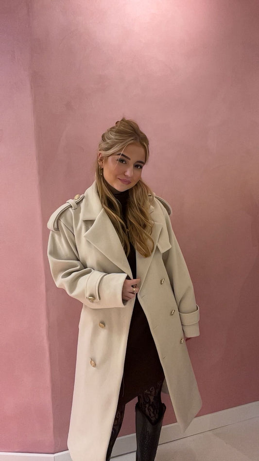Elegant Power – Beige Trenchcoat met Gouden Knopen