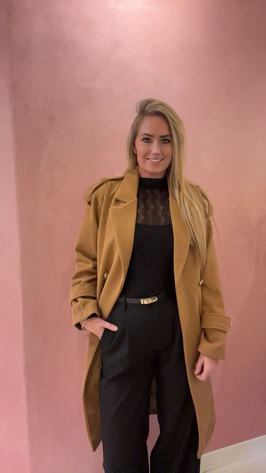 Camel Trenchcoat – Tijdloze Klasse met een Moderne Twist