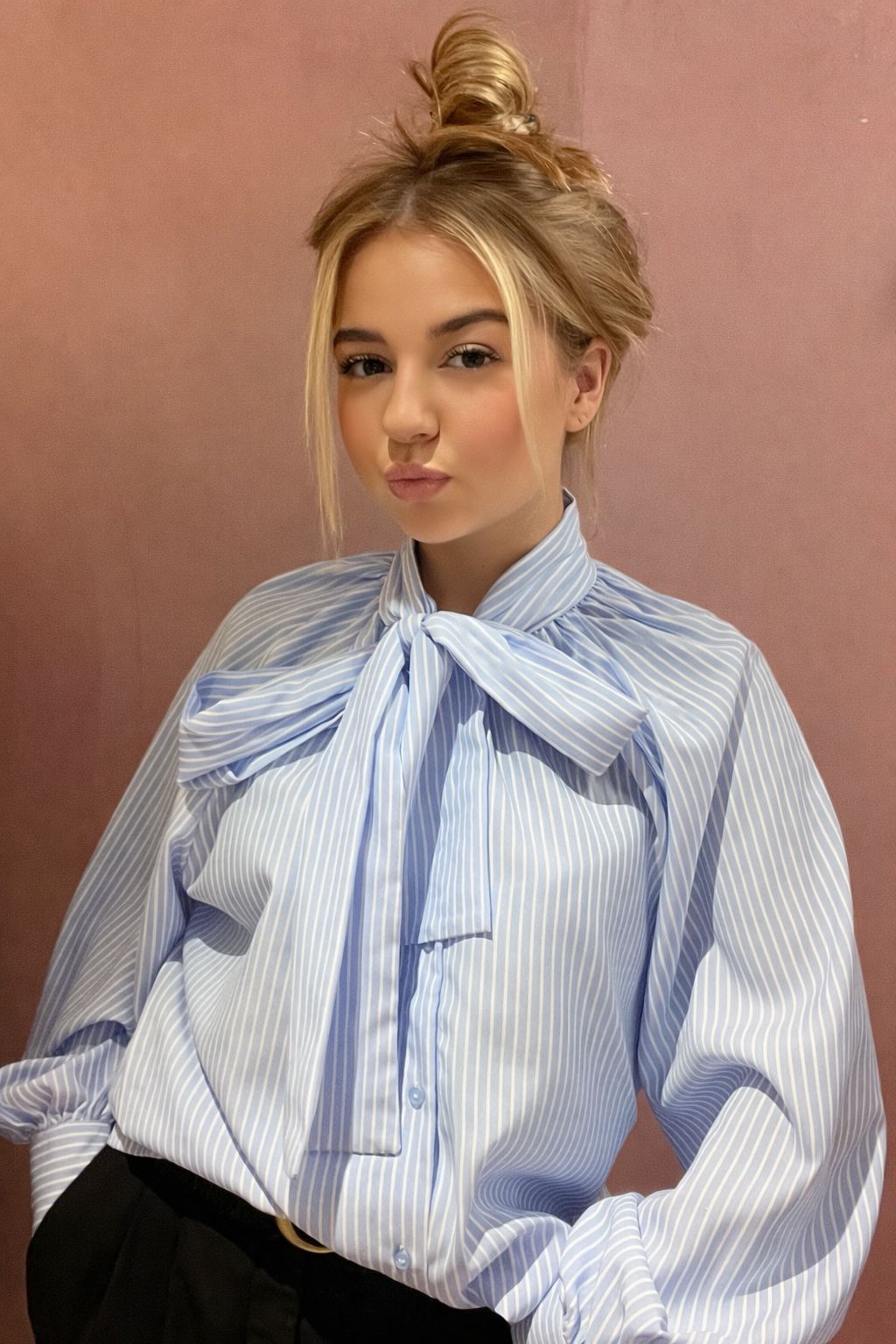 Blouse met strik – lichtblauw/wit