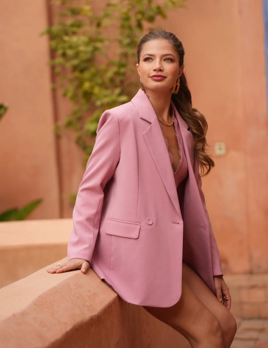 Pinker Oversize-Blazer mit dezentem Glanz – Statement Chic
