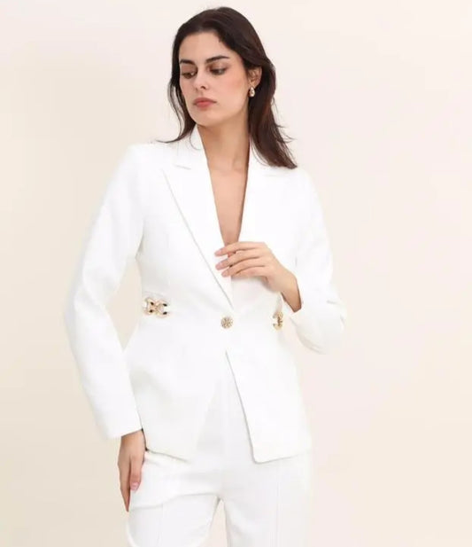 Weißer Blazer mit goldenen Details – Elegant &amp; Zeitlos