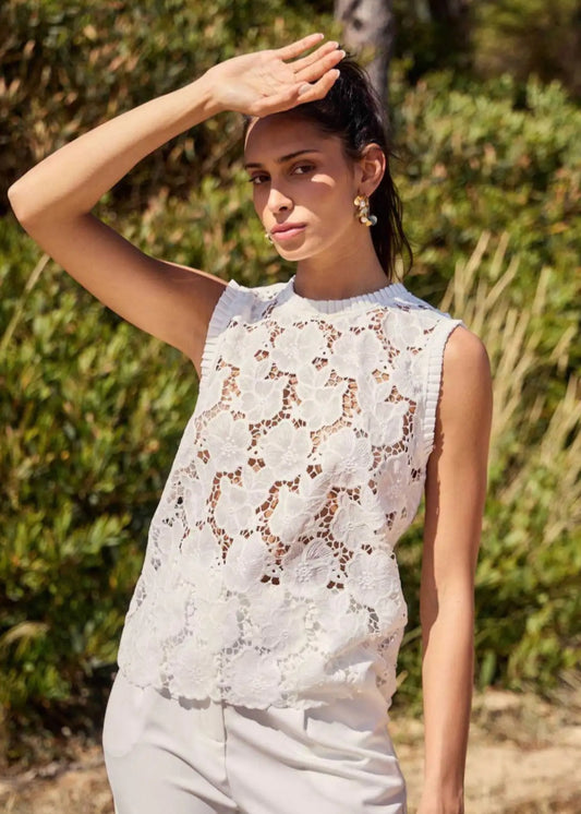 Weißes ärmelloses Top mit floraler Spitze – sommerlich und elegant