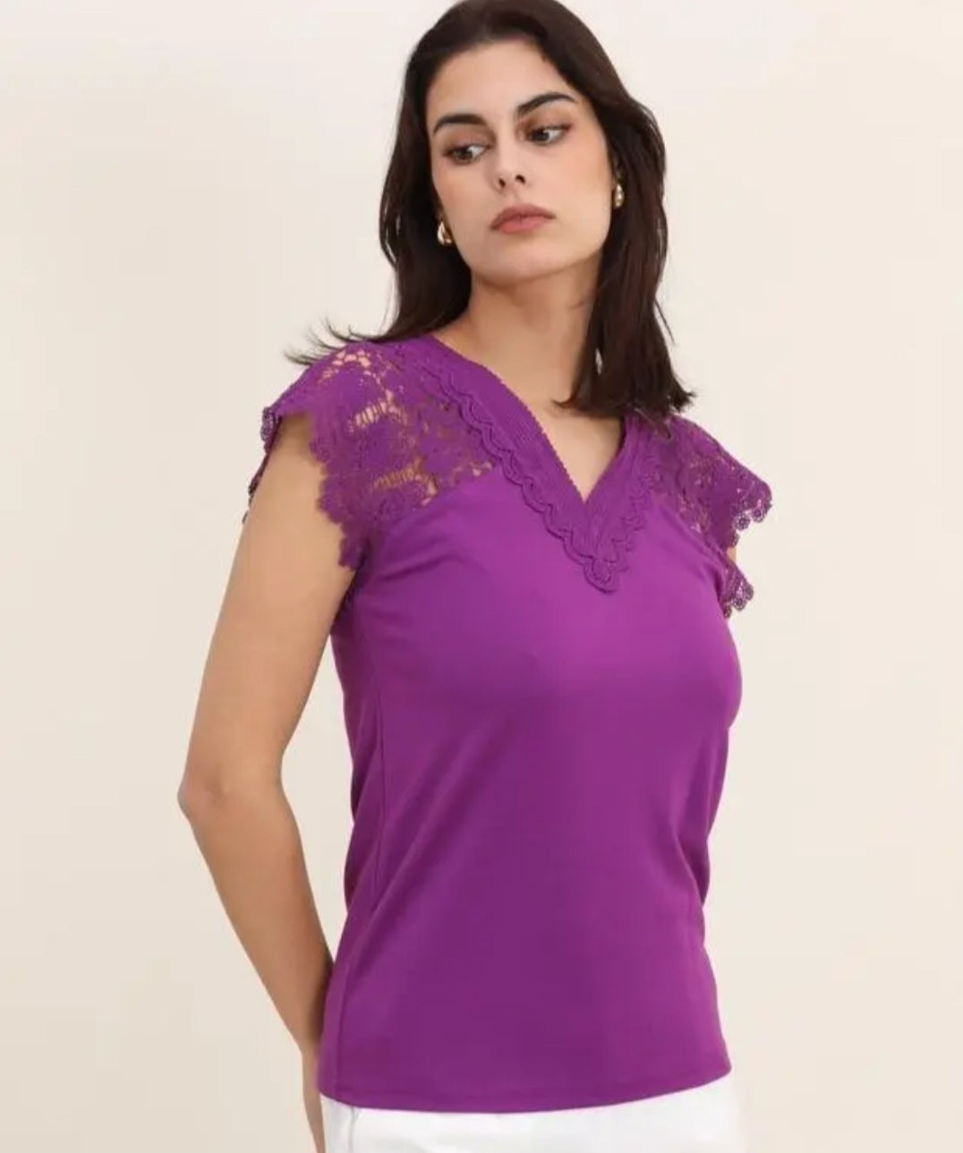 Elegante Paarse Top met Kantdetails en V-Hals