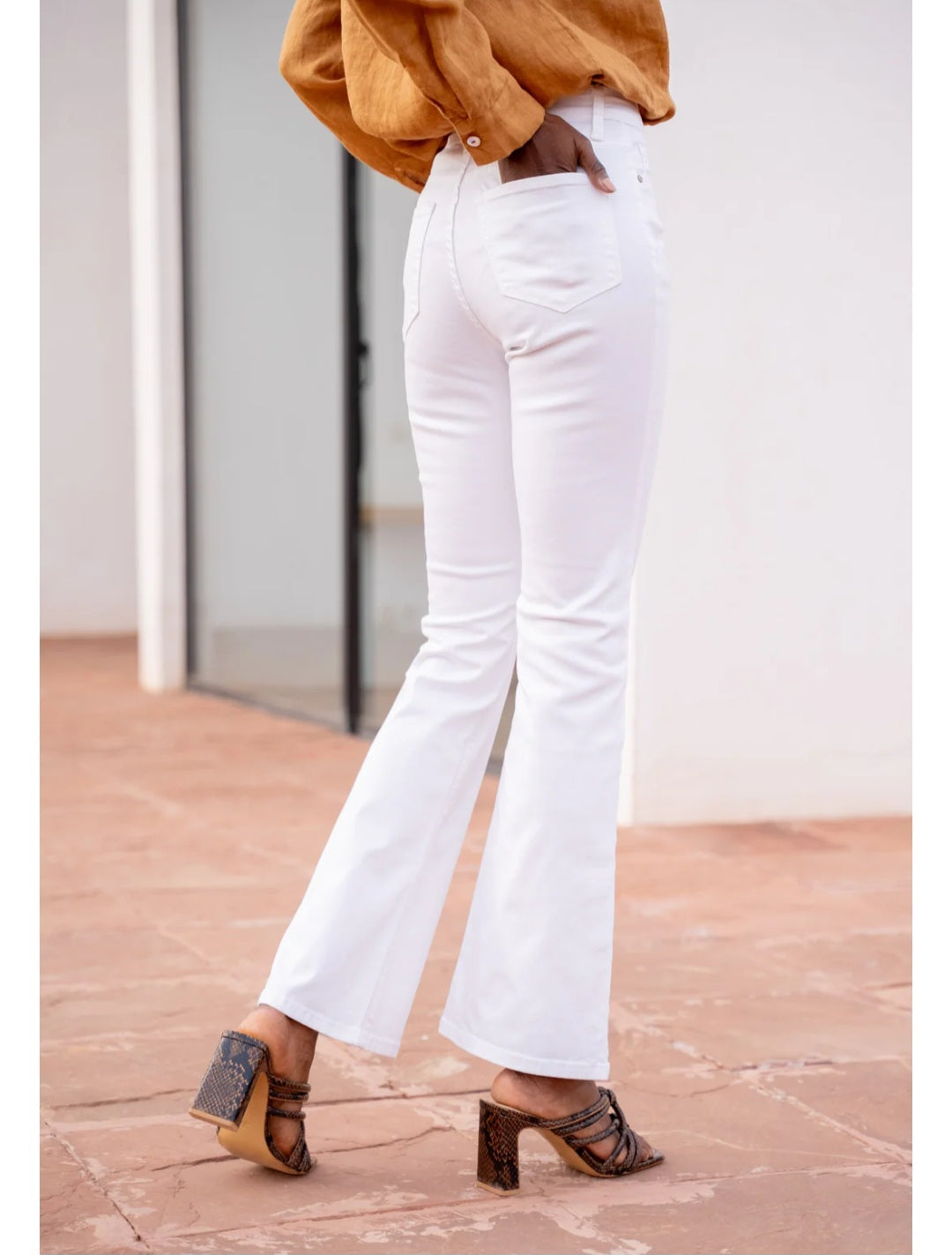 Witte Flared Jeans met Hoge Taille – Trendy en Comfortabele Pasvorm