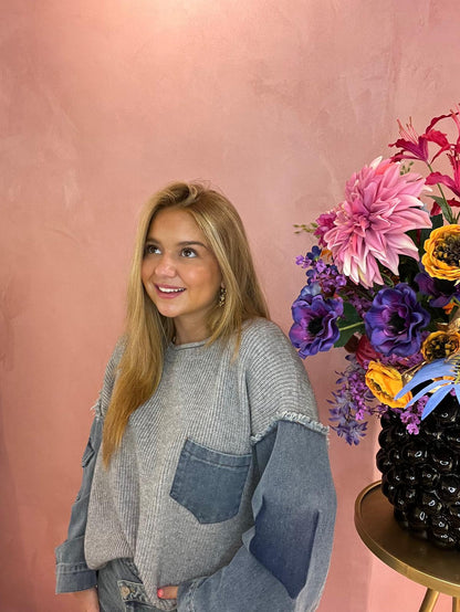 Rebel Knit – Grijze Trui met Stoere Denim Statementmouwen