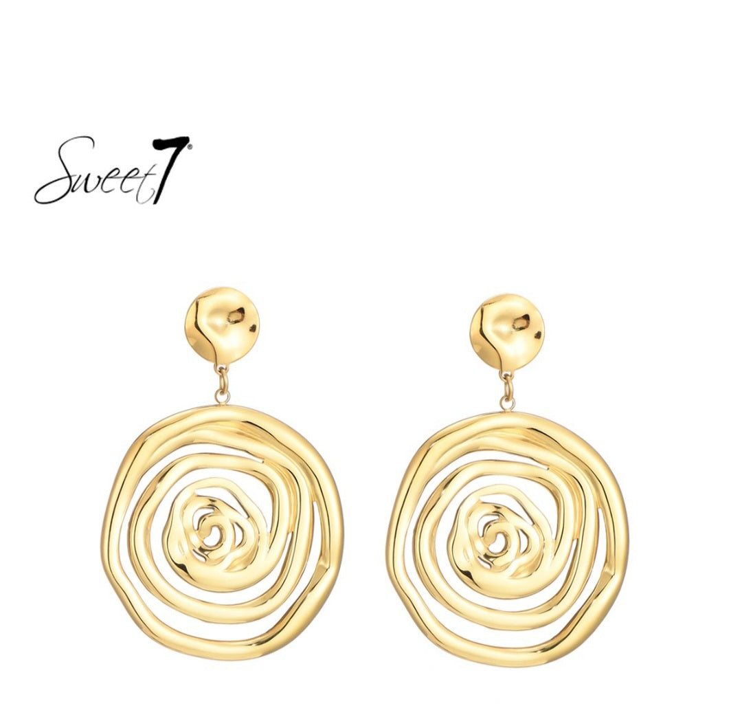 Sweet7 Goudkleurige Spiral Statement Oorbellen – Bold & Elegant