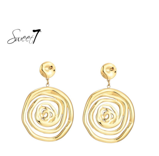 Sweet7 Goudkleurige Spiral Statement Oorbellen – Bold & Elegant