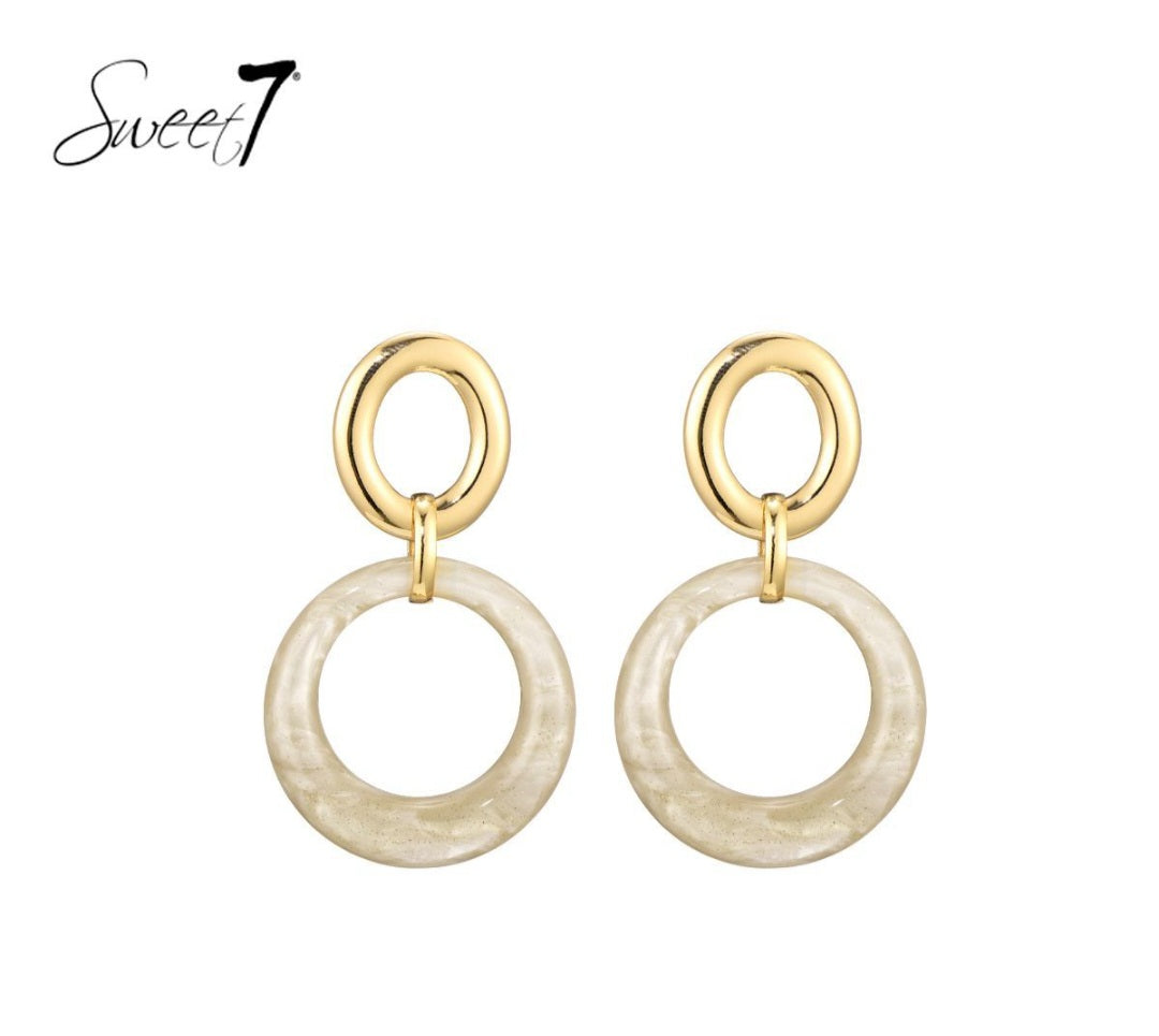 Minimal Chic – Statement Oorbellen in Goud & Parelmoer