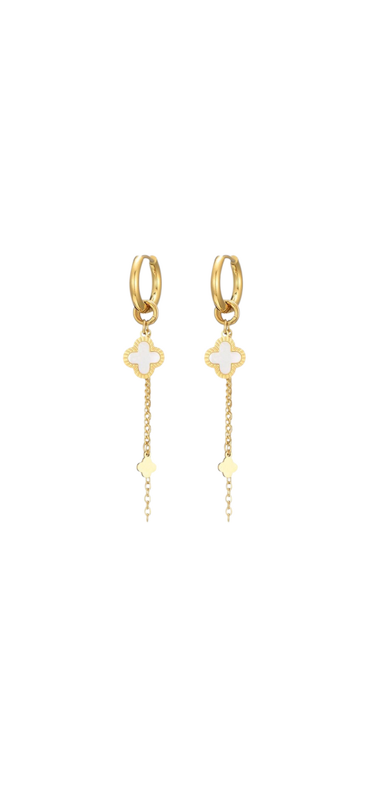 Elegant & Chic – Goudkleurige Oorringen met Klavermotief en Hanger