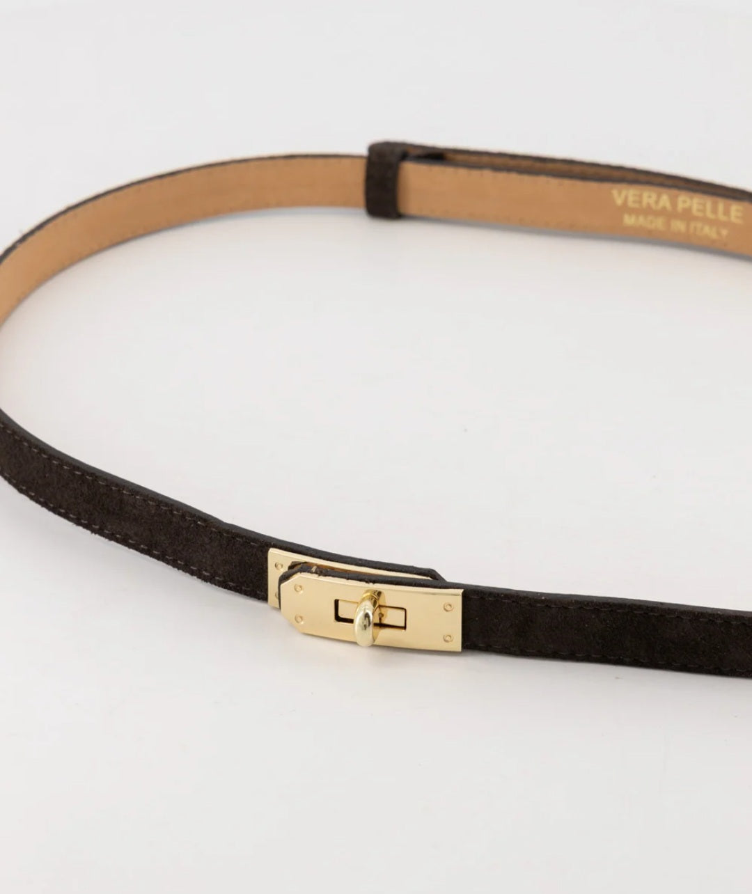 Suède riem met goudkleurige sluiting – elegant & tijdloos