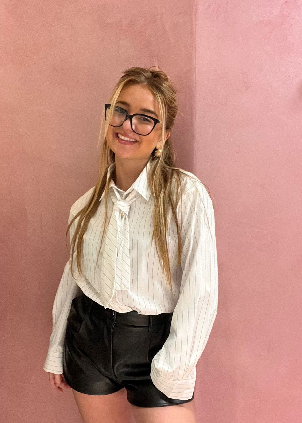 Gestreepte blouse met losse stropdas en elegante uitstraling