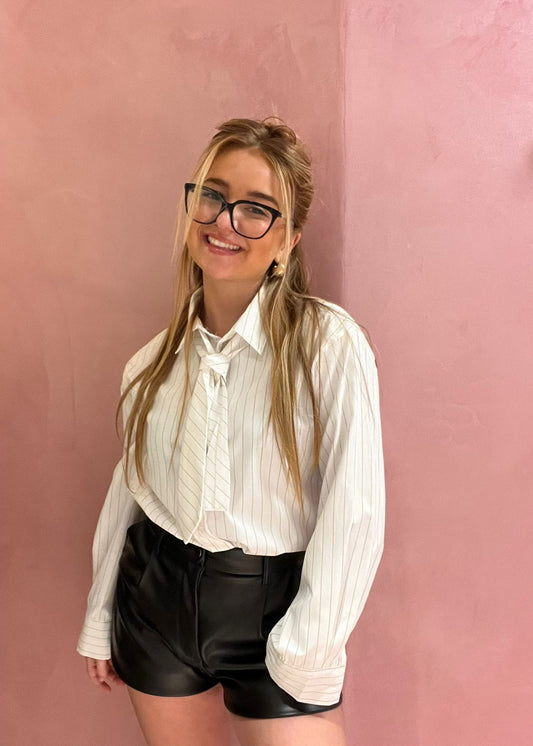 Gestreepte blouse met losse stropdas en elegante uitstraling