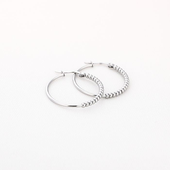 Zilverkleurige hoop oorbellen met subtiel kralendetail