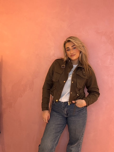 Trendy cropped jack met ceintuurdetail