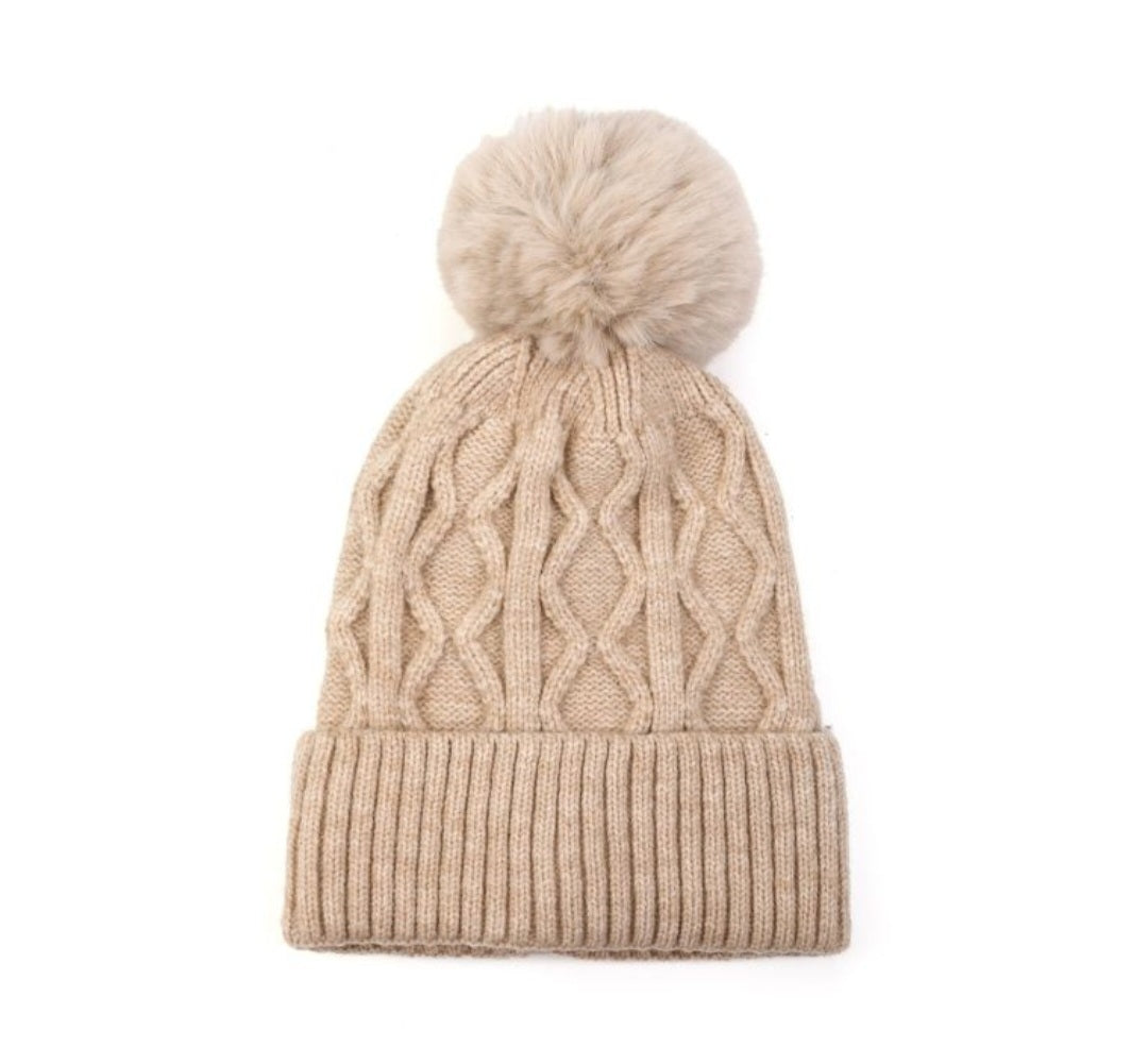 Gebreide Muts met Kabelpatroon & Pompon – Beige